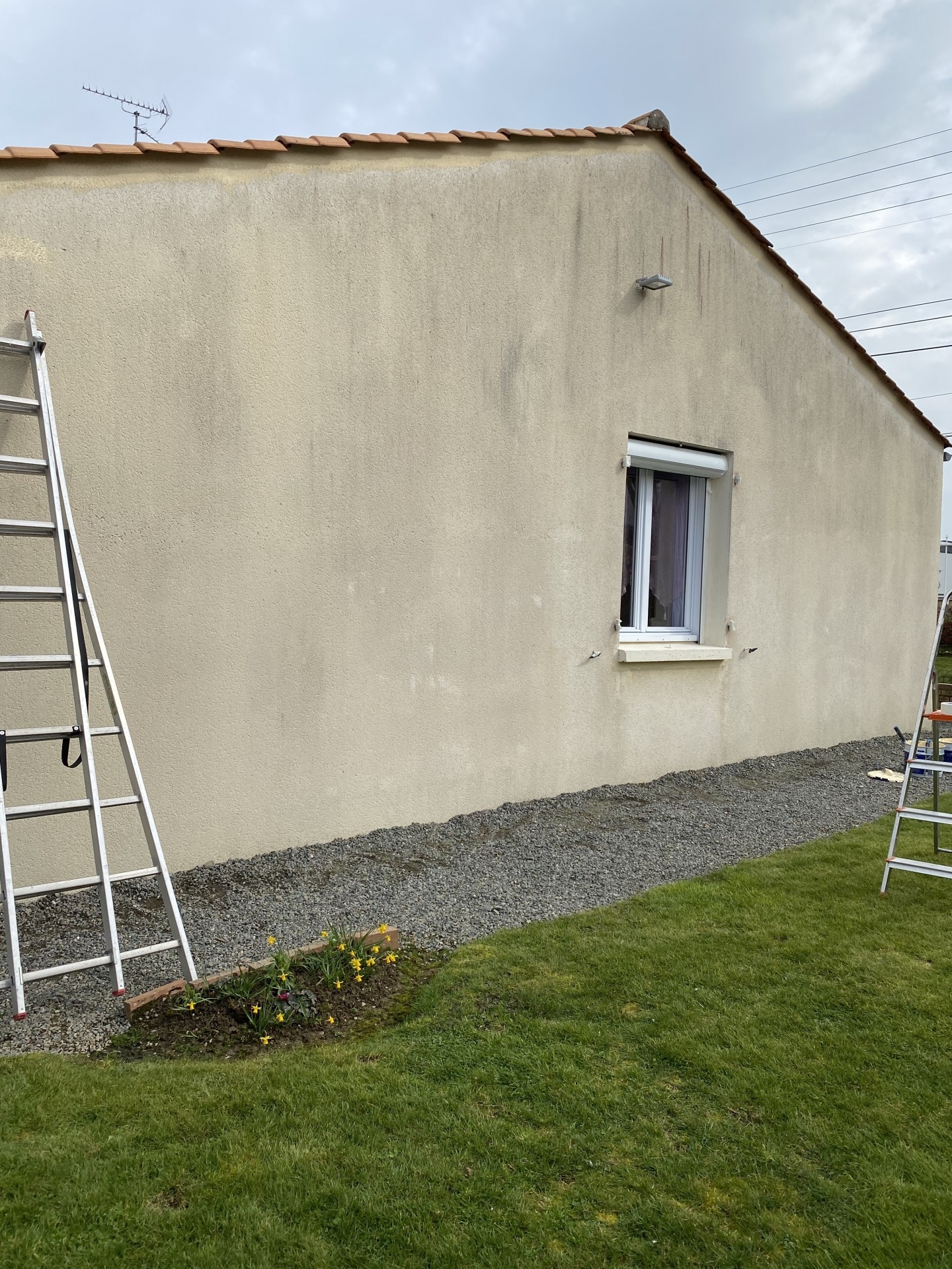 Nettoyage des murs de maison avant la mise en peinture